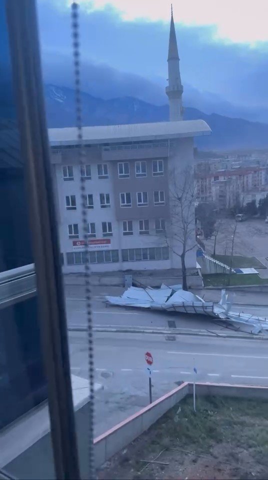 Cami’nin Çatısı Uçtu