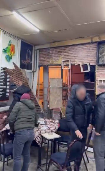 Duvarlar yıkılmaya başlayana kadar masadan kalkmadılar