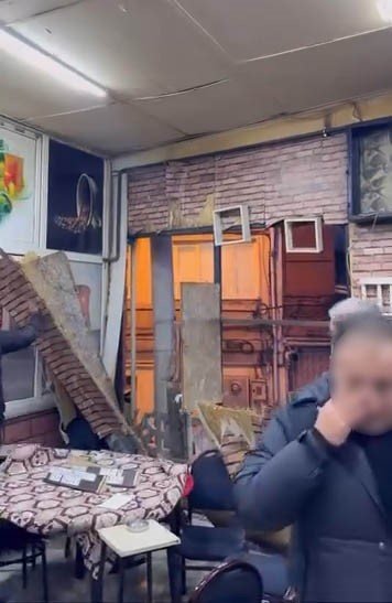 Duvarlar yıkılmaya başlayana kadar masadan kalkmadılar