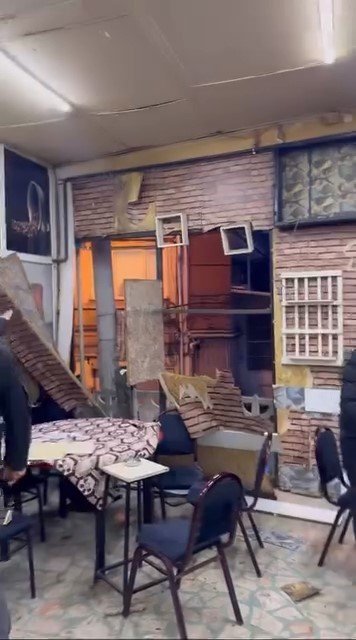 Duvarlar yıkılmaya başlayana kadar masadan kalkmadılar