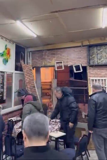 Duvarlar yıkılmaya başlayana kadar masadan kalkmadılar