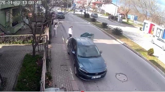 Fırtınanın Savurduğu Çöp Konteyneri Araca Çarptı