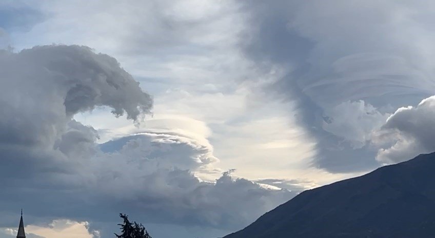 Gökyüzünde Oluşan Bulutlardan Görsel Şölen