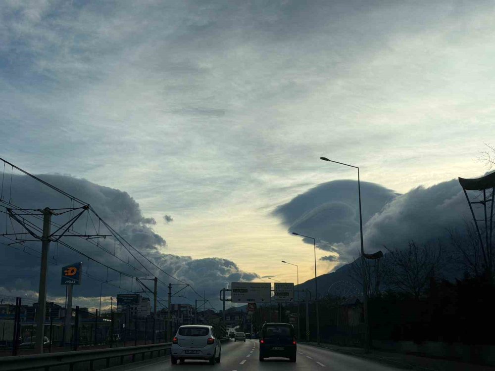 Gökyüzünde Oluşan Bulutlardan Görsel Şölen