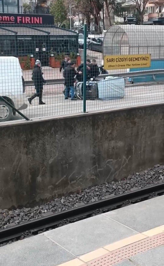 Otomobil Rüzgarın Etkisiyle Devrildi