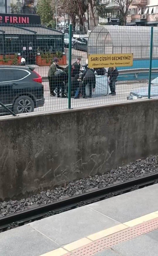 Otomobil Rüzgarın Etkisiyle Devrildi