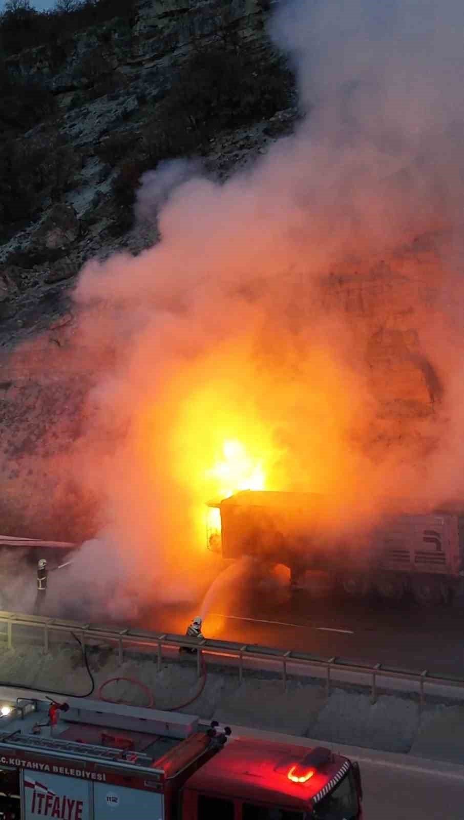 Seyir Halindeki Tır Alevlere Teslim Oldu