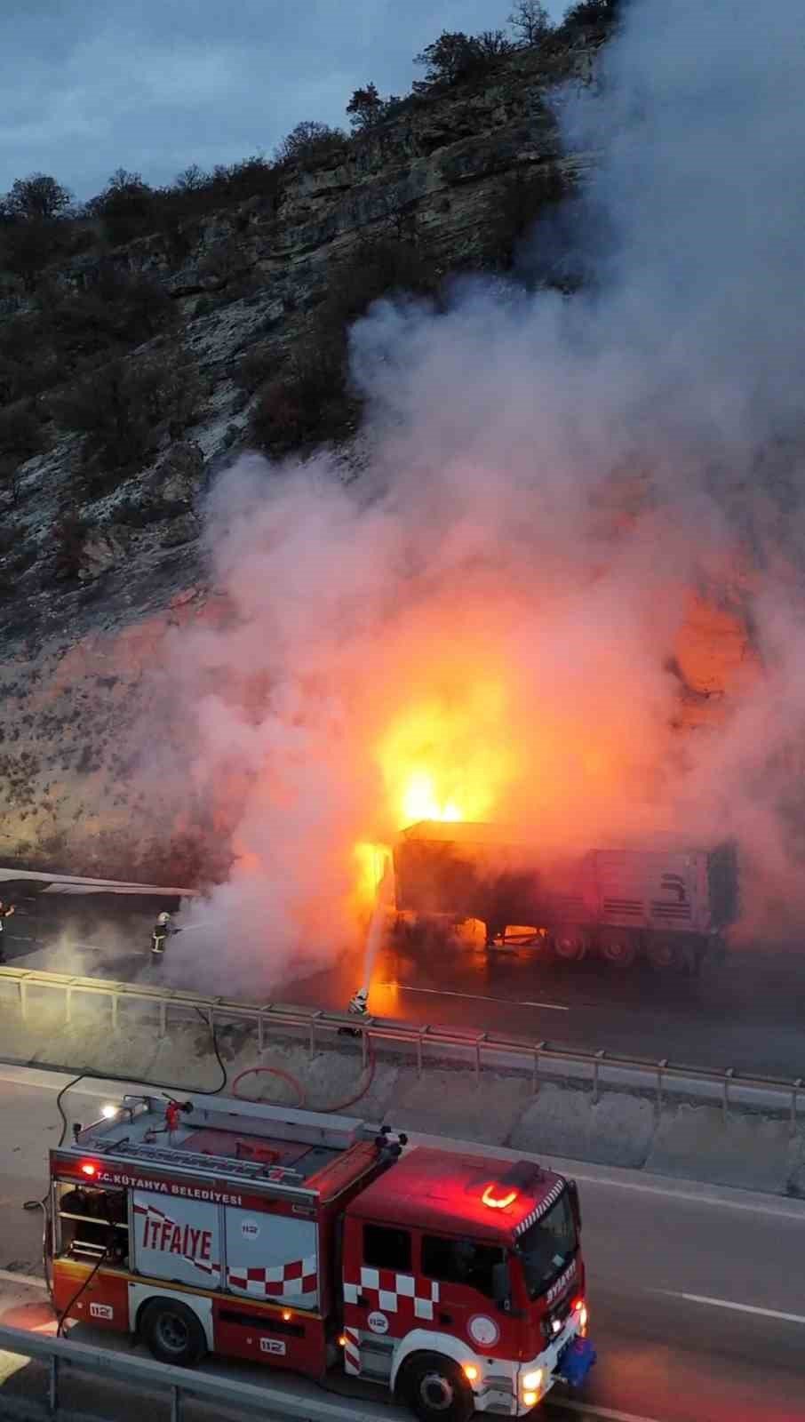 Seyir Halindeki Tır Alevlere Teslim Oldu