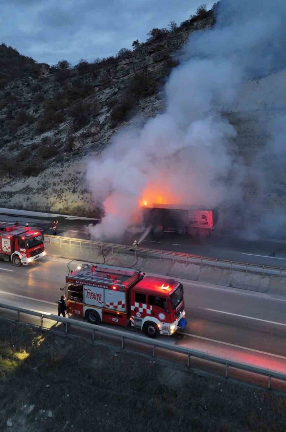 Seyir Halindeki Tır Alevlere Teslim Oldu