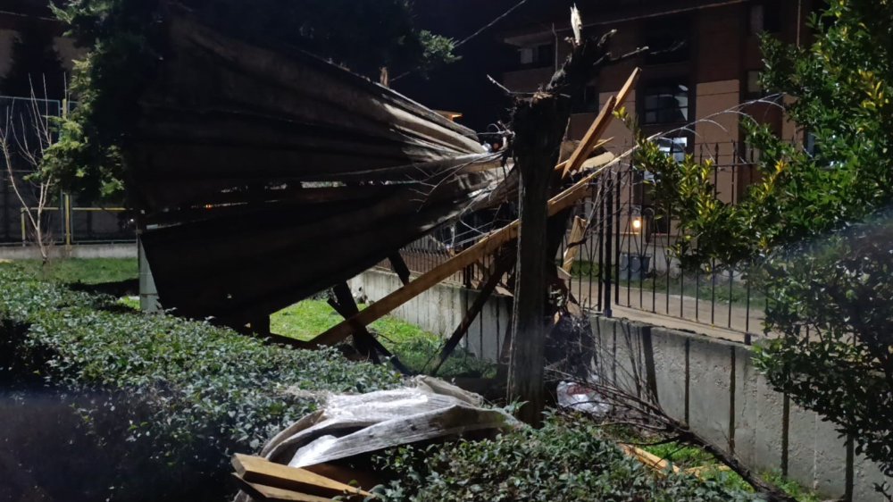 Şiddetli Lodos Çatıları Uçurdu, Araçlar Zarar Gördü