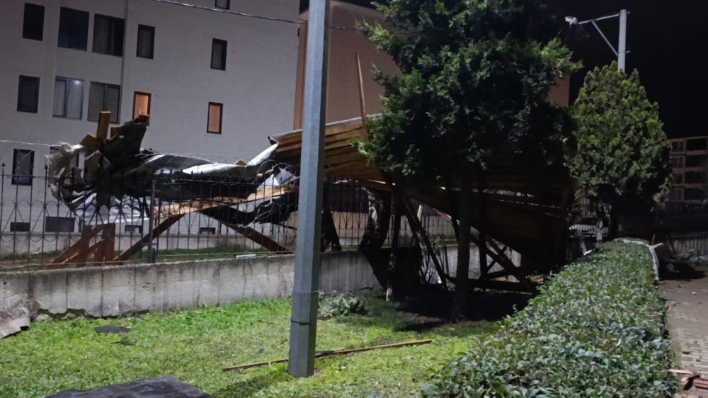 Şiddetli Lodos Çatıları Uçurdu, Araçlar Zarar Gördü