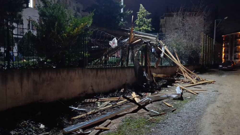 Şiddetli Lodos Çatıları Uçurdu, Araçlar Zarar Gördü