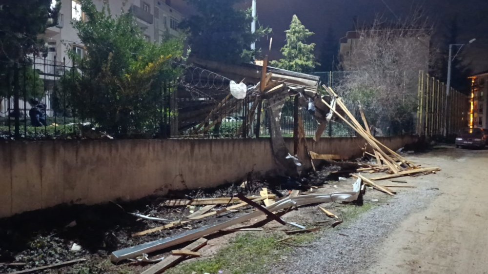 Şiddetli Lodos Çatıları Uçurdu, Araçlar Zarar Gördü