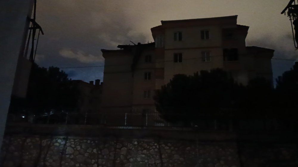 Şiddetli Lodos Çatıları Uçurdu, Araçlar Zarar Gördü