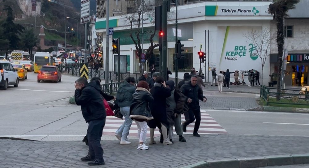 Vatandaşlar Fırtınada Uçmamak İçin Yerlere Böyle Yattılar