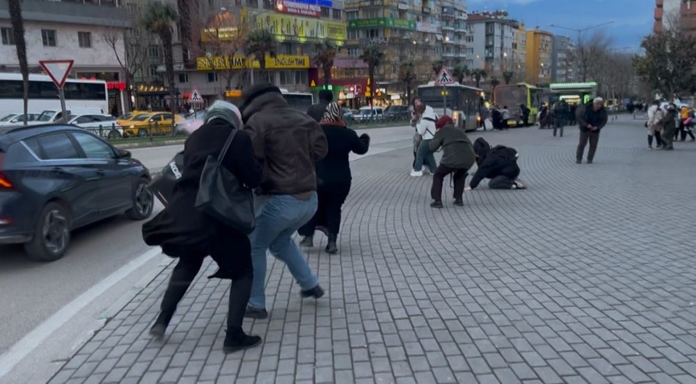 Vatandaşlar Fırtınada Uçmamak İçin Yerlere Böyle Yattılar
