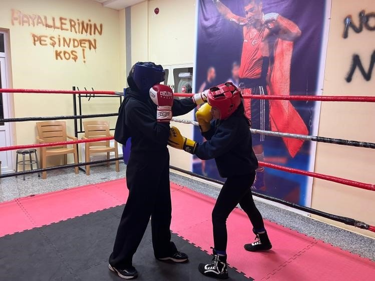 Boks Eğitimiyle Gençler Ringlere Hazırlanıyor