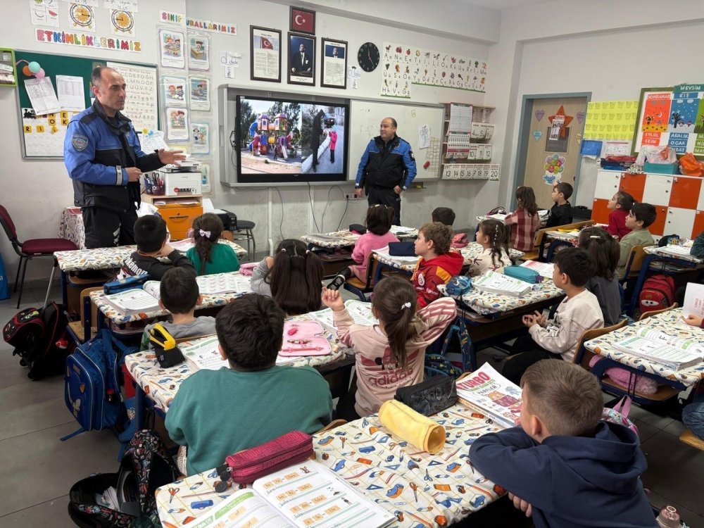 İl Emniyet Müdürlüğü’nden Öğrencilere Bilgilendirme Eğitimi