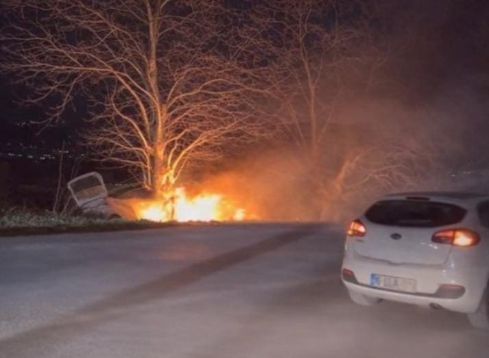 Kontrolden Çıkan Otomobil Önce Ağaca Çarptı Sonra Alev Aldı