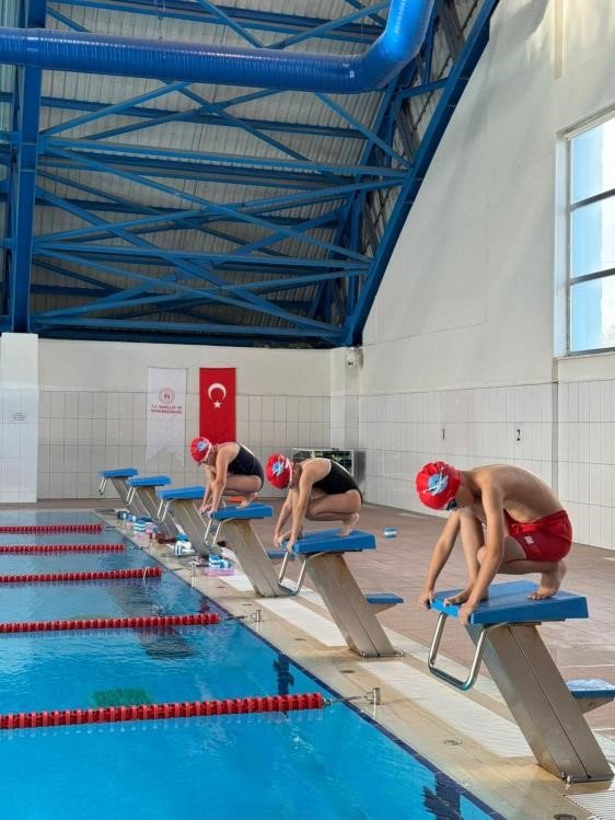 Spor Okullarında Yüzme Antrenmanları Aralıksız Sürüyor