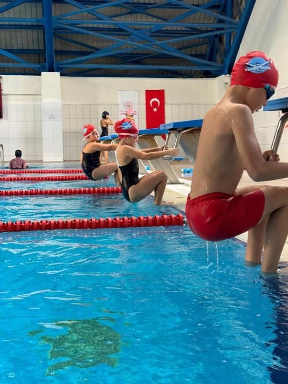 Spor Okullarında Yüzme Antrenmanları Aralıksız Sürüyor