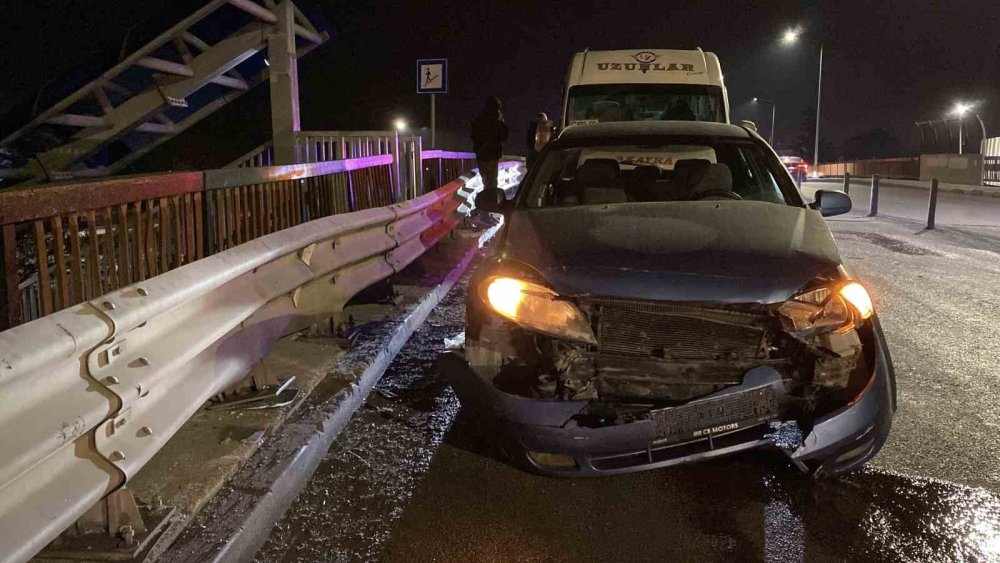 Köprüde Kayan Otomobil Önce Servis Aracına, Ardından Bariyerlere Çarptı