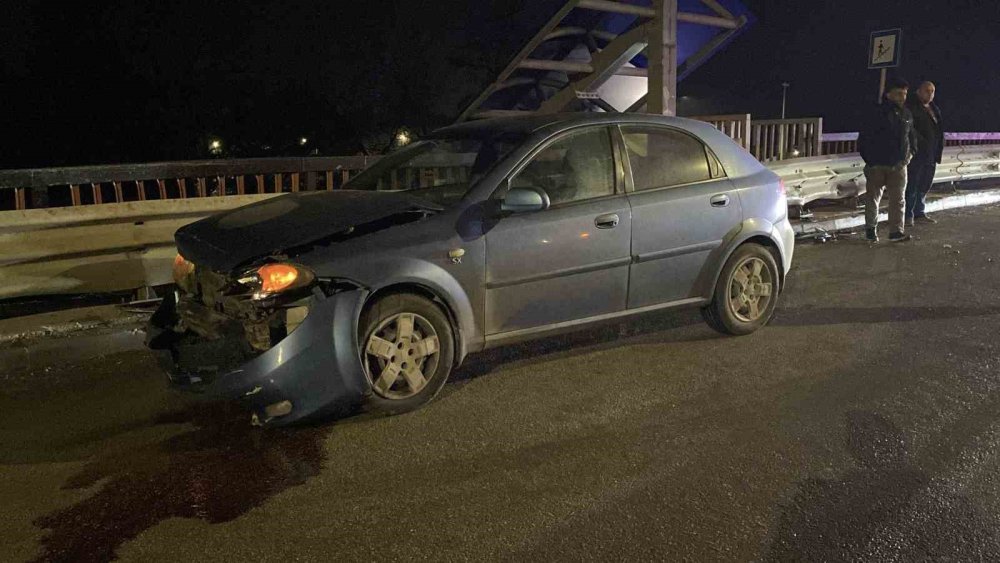 Köprüde Kayan Otomobil Önce Servis Aracına, Ardından Bariyerlere Çarptı
