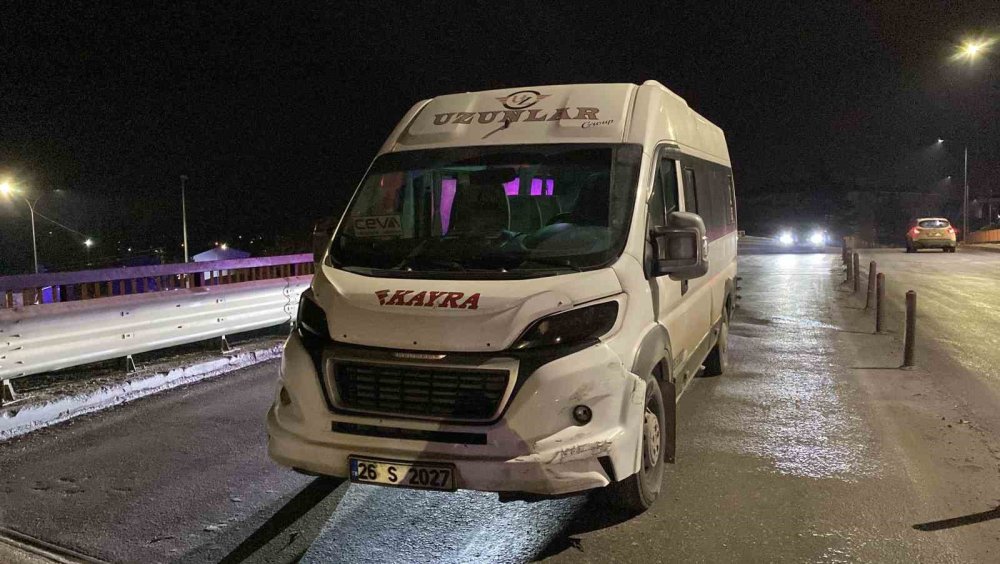 Köprüde Kayan Otomobil Önce Servis Aracına, Ardından Bariyerlere Çarptı