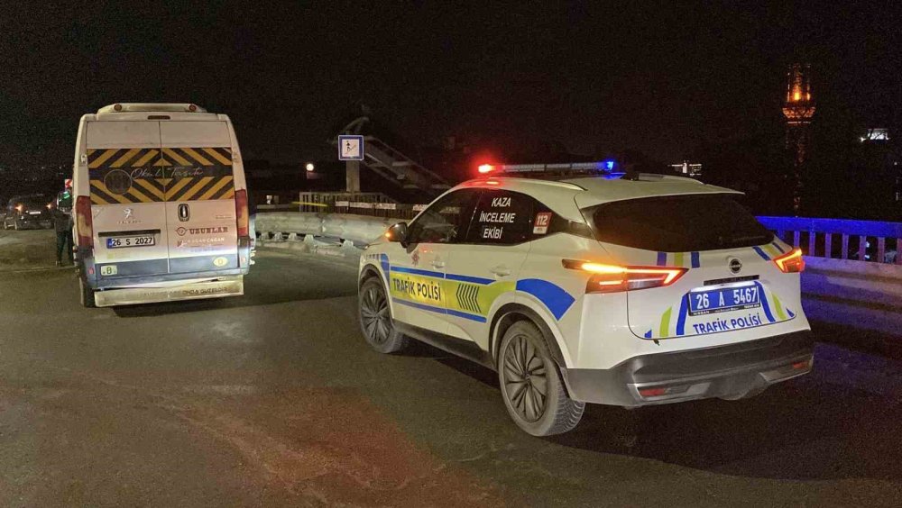 Köprüde Kayan Otomobil Önce Servis Aracına, Ardından Bariyerlere Çarptı