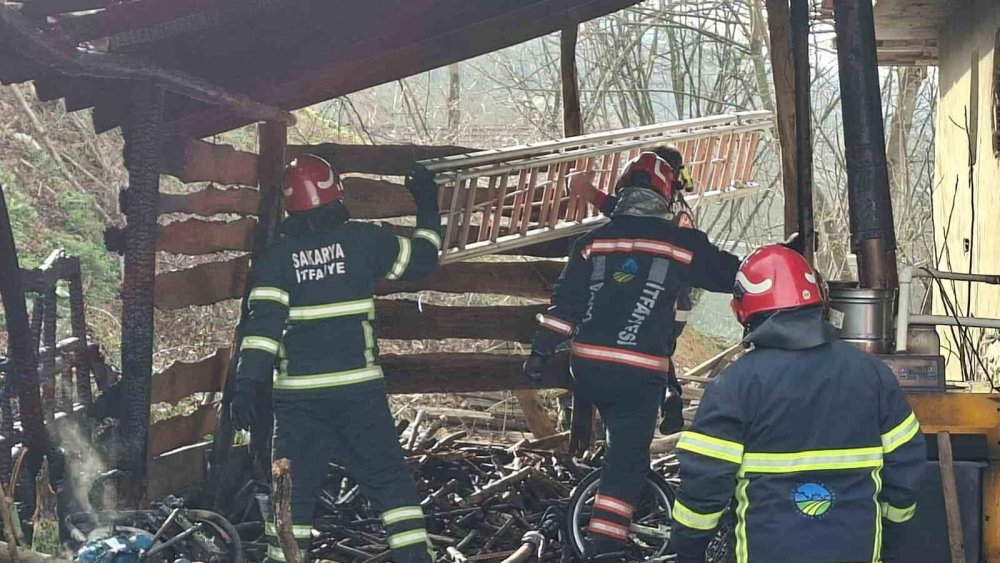 Muhtemel Faciayı İtfaiye Önledi: Odunluktaki Yangın Eve Sıçramadan Söndürüldü
