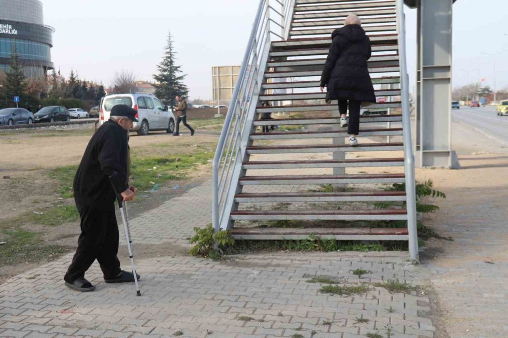 Ortasından Çevre Yolu Geçen Mahallede Yaşlılar Ve Engelliler Yolun Karşı Tarafına Geçemiyor