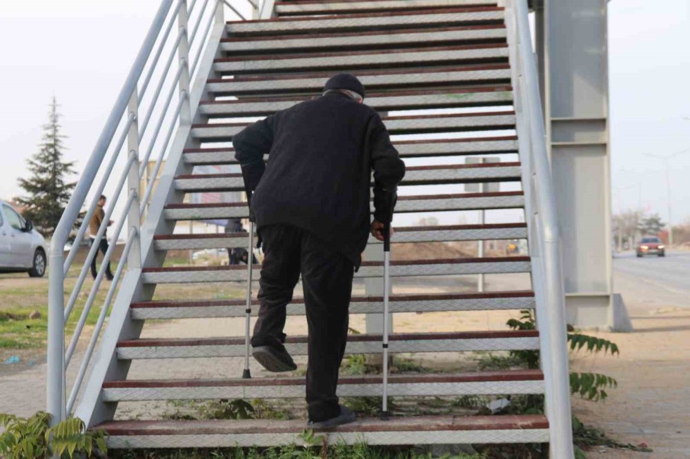 Ortasından Çevre Yolu Geçen Mahallede Yaşlılar Ve Engelliler Yolun Karşı Tarafına Geçemiyor