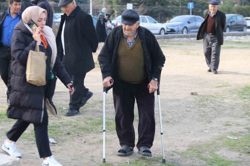 Ortasından Çevre Yolu Geçen Mahallede Yaşlılar Ve Engelliler Yolun Karşı Tarafına Geçemiyor