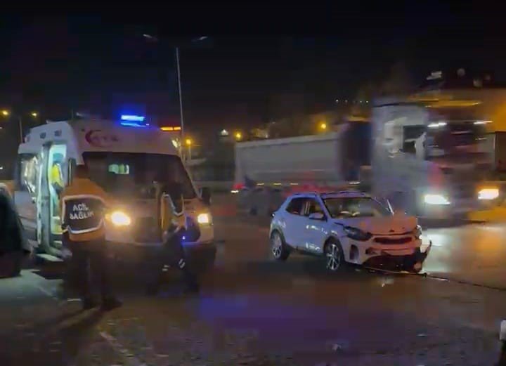 Otomobiller Çarpıştı 1’i Çocuk 3 Kişi Yaralandı