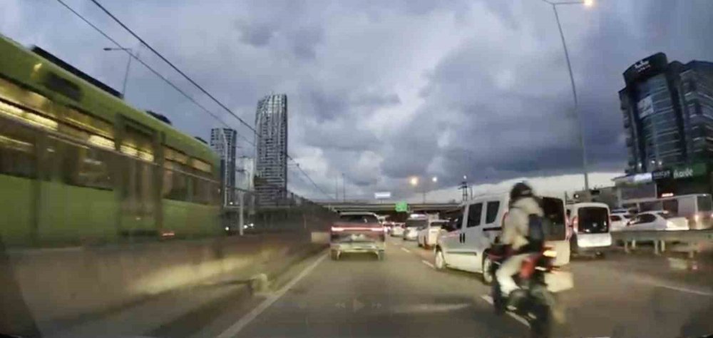 Motosikletliyle Çarpıştı, İlk İşi Aracına Bakmak Oldu