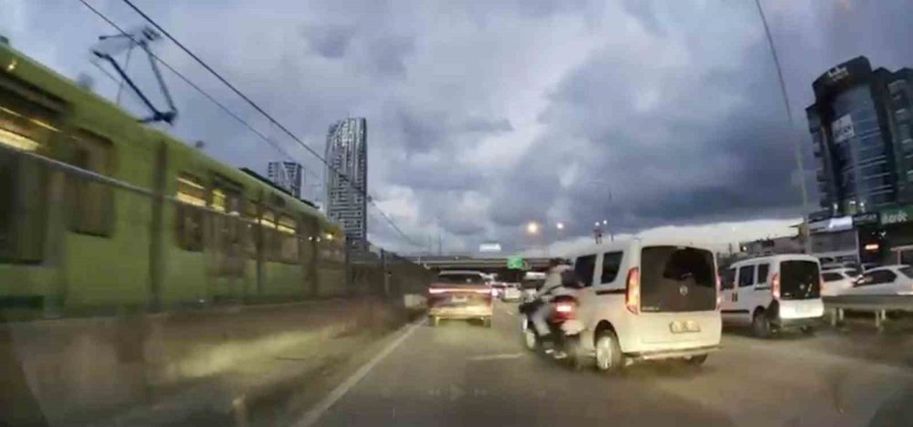 Motosikletliyle Çarpıştı, İlk İşi Aracına Bakmak Oldu