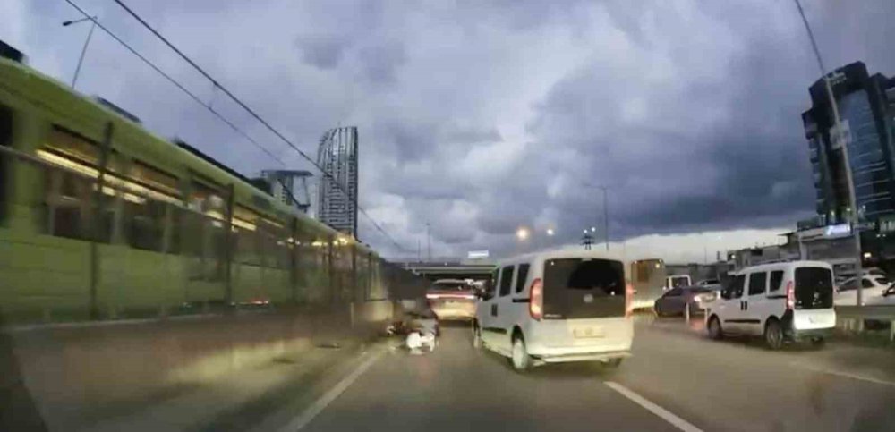 Motosikletliyle Çarpıştı, İlk İşi Aracına Bakmak Oldu