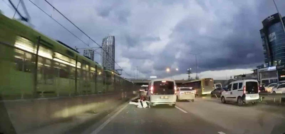 Motosikletliyle Çarpıştı, İlk İşi Aracına Bakmak Oldu