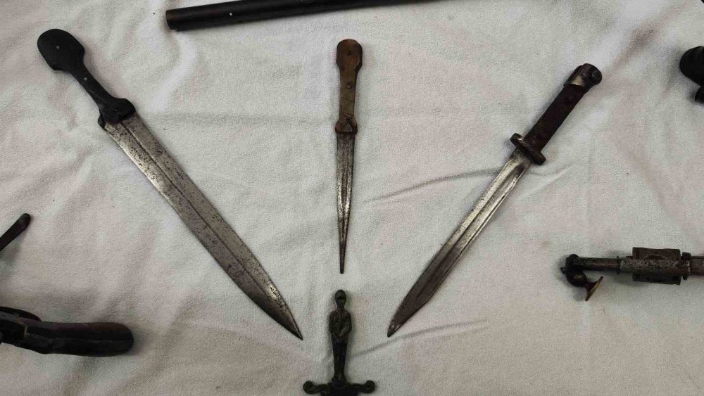 Tarihi Eser Operasyonu: Çok Sayıda Silah Ve Obje Ele Geçirildi