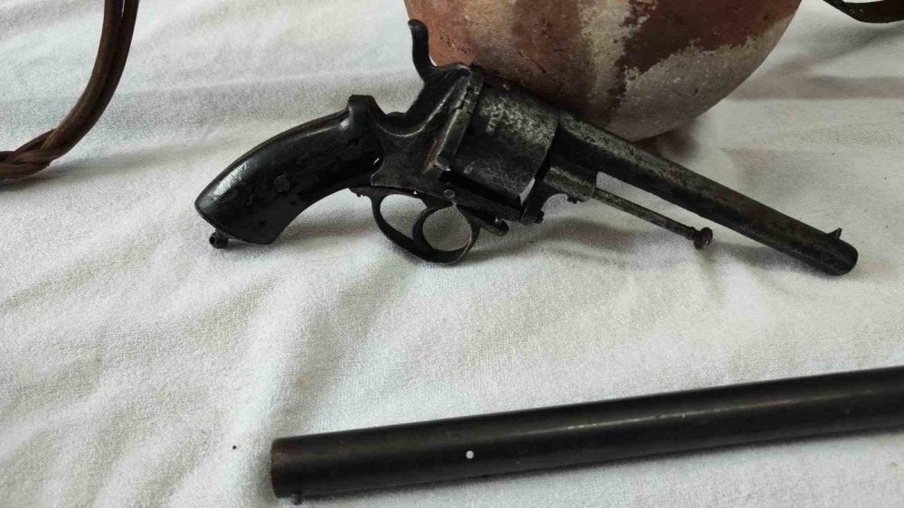 Tarihi Eser Operasyonu: Çok Sayıda Silah Ve Obje Ele Geçirildi