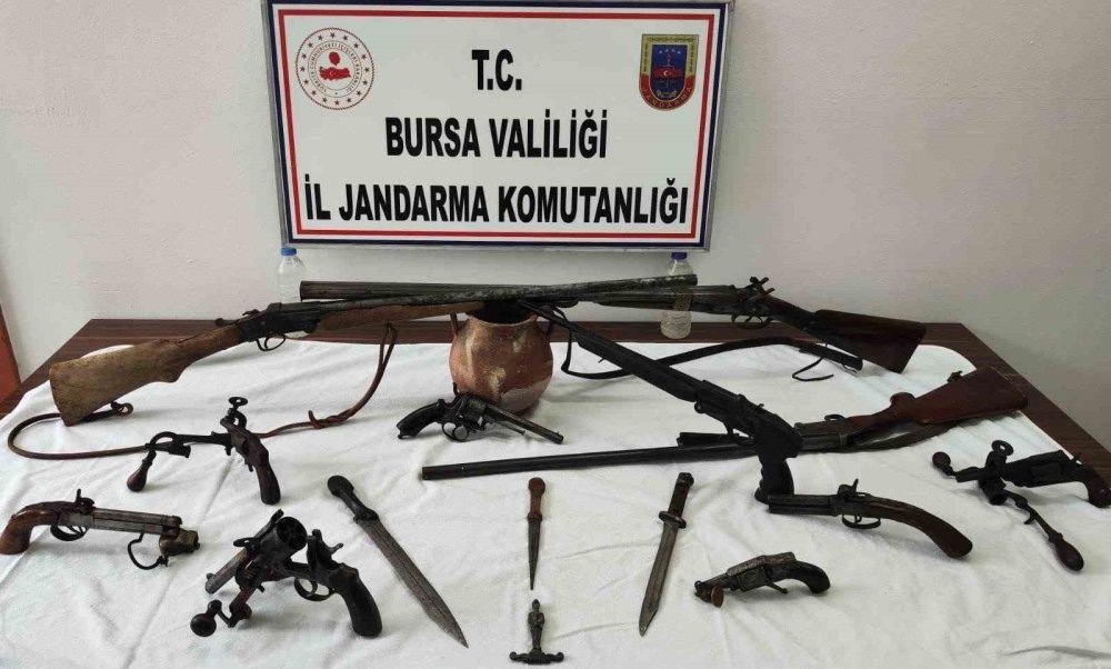 Tarihi Eser Operasyonu: Çok Sayıda Silah Ve Obje Ele Geçirildi