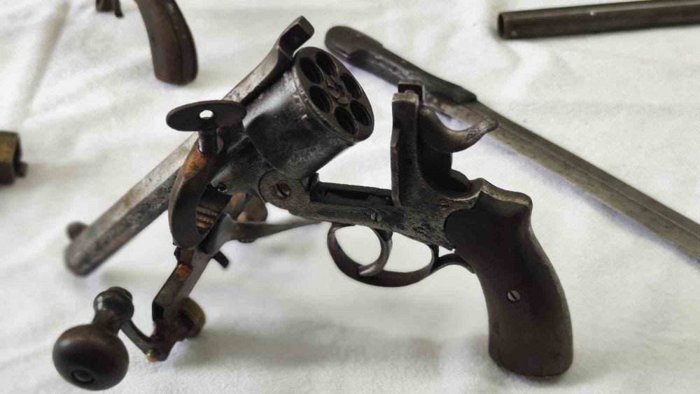 Tarihi Eser Operasyonu: Çok Sayıda Silah Ve Obje Ele Geçirildi