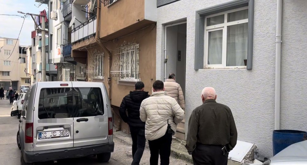 Teslim Olmamak İçin Kendini Balkona Kilitledi