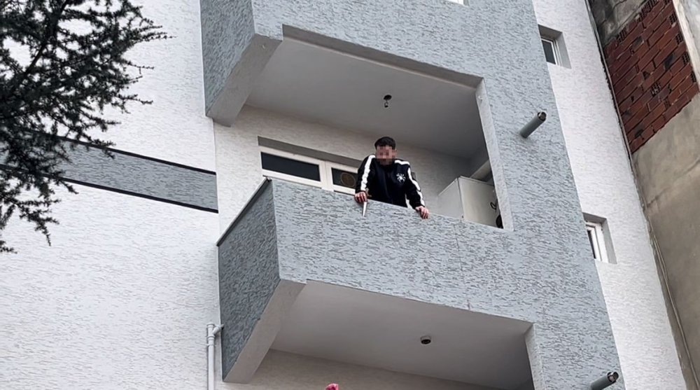 Teslim Olmamak İçin Kendini Balkona Kilitledi