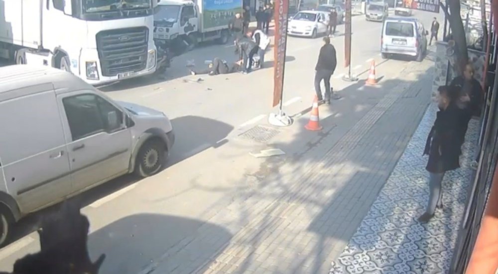 Anayola Çıkan Tıra, Motokurye Çarptı