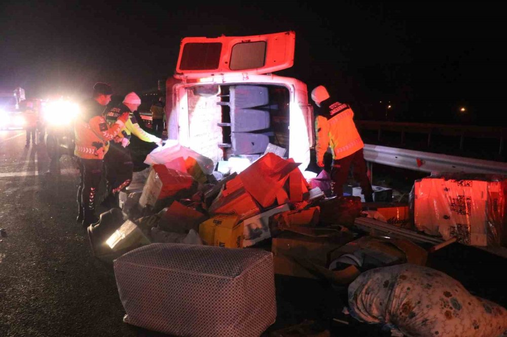 Aynı İstikamette Giden Otomobil İle Minibüs Çarpıştı 1 Kişi Öldü 3 Kişi Yaralandı