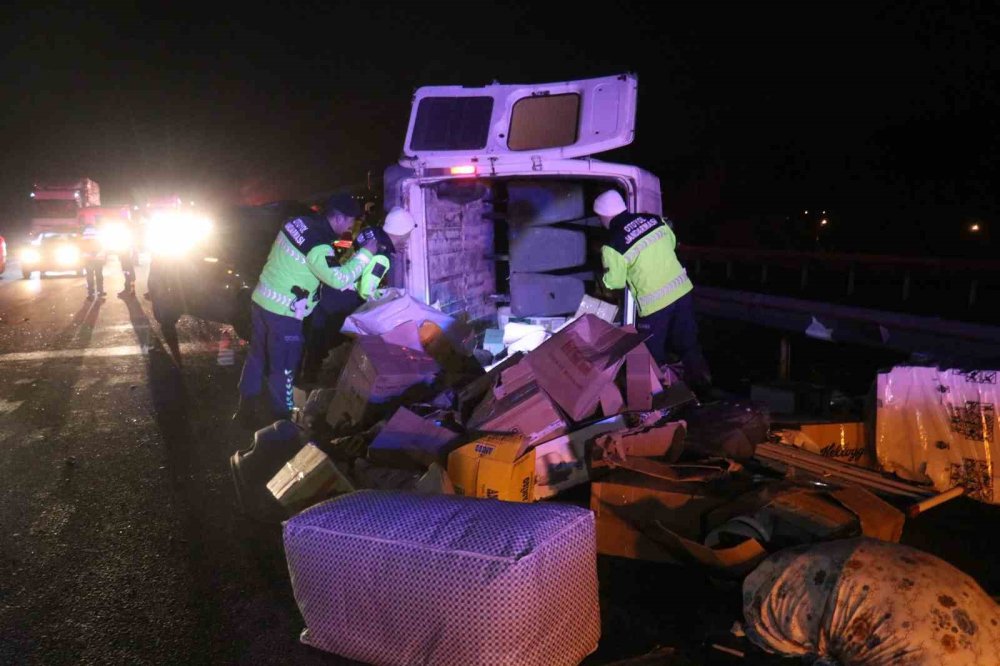Aynı İstikamette Giden Otomobil İle Minibüs Çarpıştı 1 Kişi Öldü 3 Kişi Yaralandı
