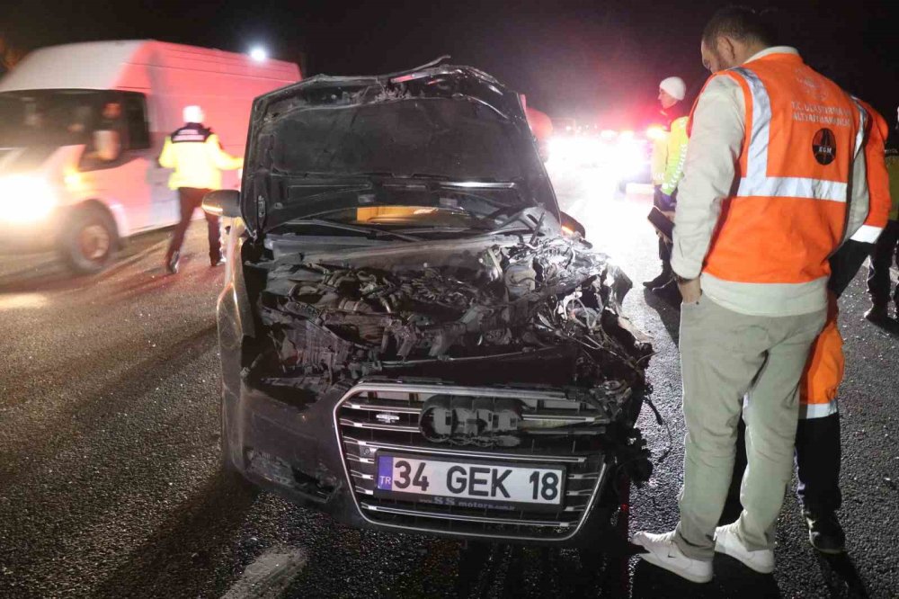 Aynı İstikamette Giden Otomobil İle Minibüs Çarpıştı 1 Kişi Öldü 3 Kişi Yaralandı