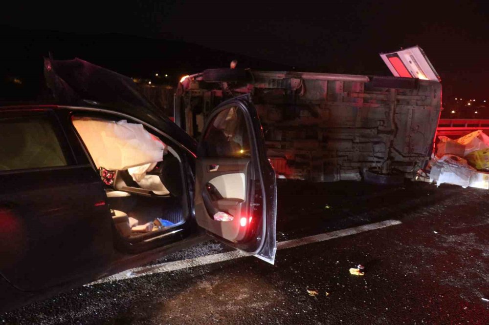 Aynı İstikamette Giden Otomobil İle Minibüs Çarpıştı 1 Kişi Öldü 3 Kişi Yaralandı