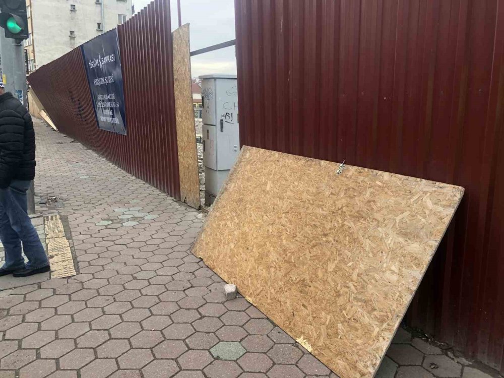 Şiddetli Fırtına Ortalığı Birbirine Kattı